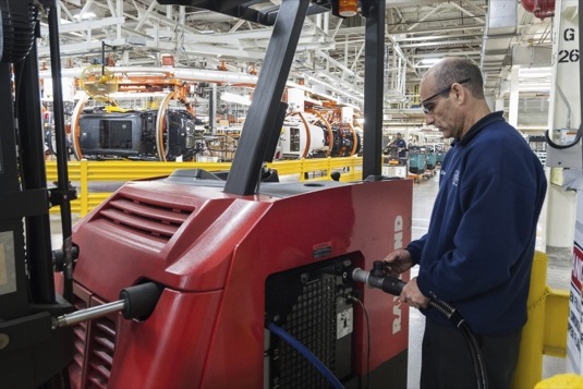 auto továrna BMW vyrábí z odpadků vodík pro vysokozdvižné vozíky