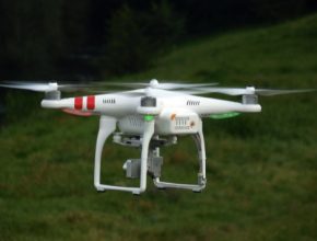 auto létající dron kvadrokoptéra