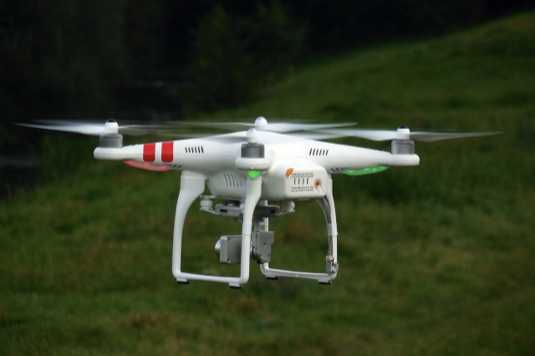auto létající dron kvadrokoptéra