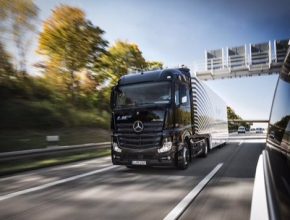auto robotický kamion Mercedes-Benz Actros Německo