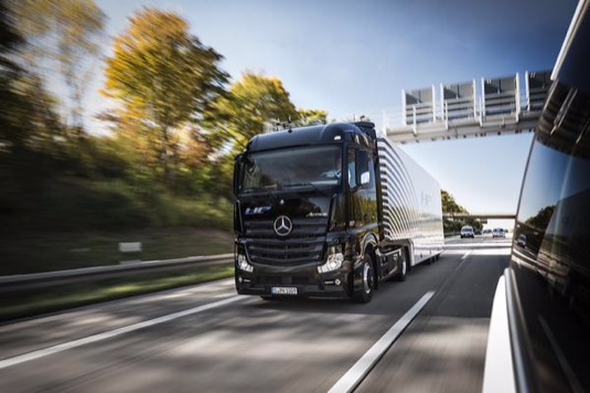 auto robotický kamion Mercedes-Benz Actros Německo