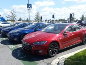 auto elektromobily Tesla Model S vyhrazené státní parkoviště