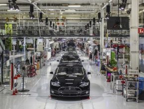 auto továrna Tesla Motors ve Fremontu, výroba elektromobilu Tesla Model S