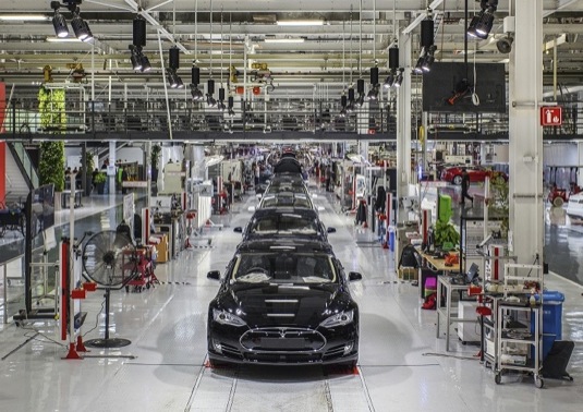 auto továrna Tesla Motors ve Fremontu, výroba elektromobilu Tesla Model S