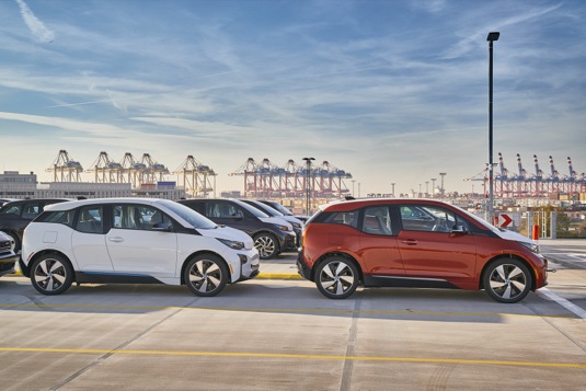 auto elektromobil BMW i3 vyrážejí z přístavu do světa