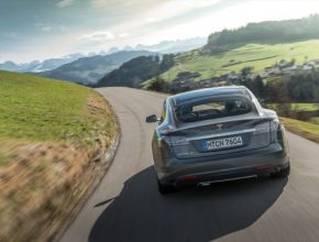 auto elektromobily elektroauto Tesla Model S na cestě