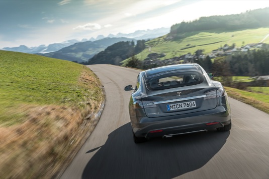 auto elektromobily elektroauto Tesla Model S na cestě