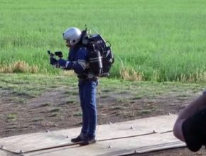 Jeden z prvních testů jetpacku JB-9 nad malým jezírkem