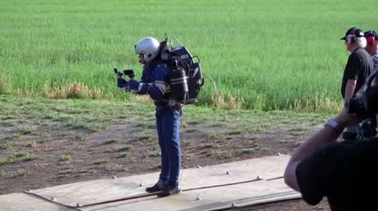 Jeden z prvních testů jetpacku JB-9 nad malým jezírkem