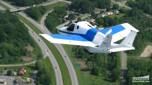 auto létající auto Terrafugia Transition nad silnicí