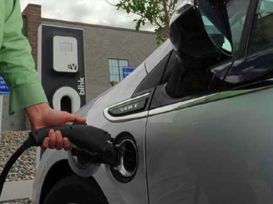 auto elektromobily nabíjení elektrických aut Chevrolet Volt konektor nabíjecí stanice ruka