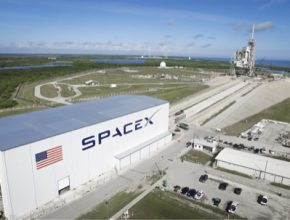 auto Odpalovací rampa 39A v Kennedyho vesmírném středisku na Floridě. Právě probíhají úpravy, které umožní SpaceX startovat odtamtud s raketami Falcon 9 a Falcon Heavy, které vynesou astronauty k Mezinárodní vesmírné stanici (ISS).