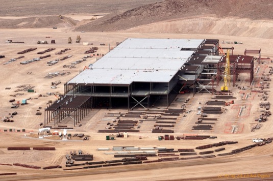 auto Tesla továrna gigatovárna Nevada Reno stavba