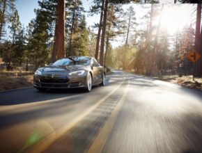 auto elektromobil Tesla Model S na silnici