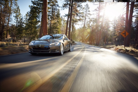 auto elektromobil Tesla Model S na silnici