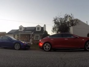 Auto elektromobily Tesla Model S paralelní parkování