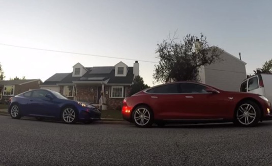 Auto elektromobily Tesla Model S paralelní parkování