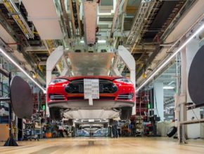 auto výroba elektromobilů Tesla Model S v továrně Tesla Motors ve Fremontu