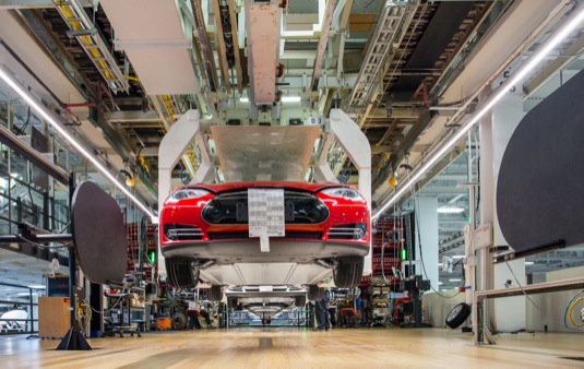 auto výroba elektromobilů Tesla Model S v továrně Tesla Motors ve Fremontu