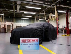 auto zahalený plug-in hybrid SUV od Fordu