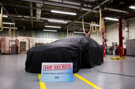 auto zahalený plug-in hybrid SUV od Fordu