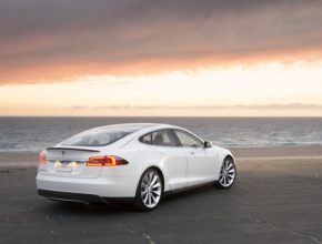 auto elektromobil Tesla Model S jako elektrické taxi z Los Angeles do Las Vegas a zpět