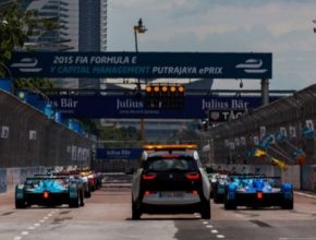 auto elektromobily elektrické formule Formula E na startu spolu s doprovodným vozidlem - elektromobilem BMW i3