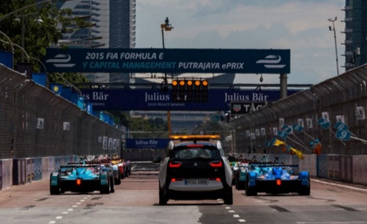 auto elektromobily elektrické formule Formula E na startu spolu s doprovodným vozidlem - elektromobilem BMW i3