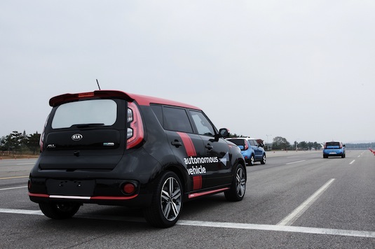 elektromobil Kia Soul EV s autonomním robotickým řízením při testech v Nevadě USA