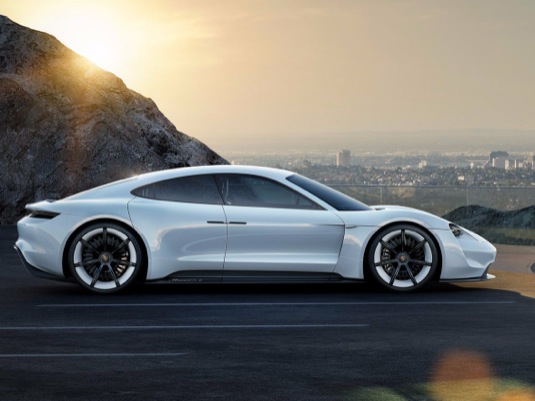 auto koncept elektromobilu Porsche Mission E