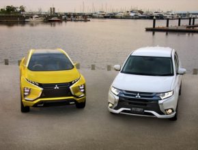 Koncept elektromobilu Mitsubishi eX (vlevo) a plug-in hybrid Mitsubishi Outlander PHEV