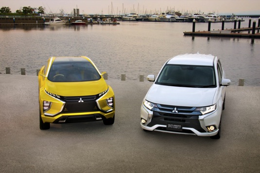 Koncept elektromobilu Mitsubishi eX (vlevo) a plug-in hybrid Mitsubishi Outlander PHEV