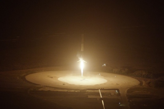 auto SpaceX přistání vesmírné rakety Falcon 9 SpaceX