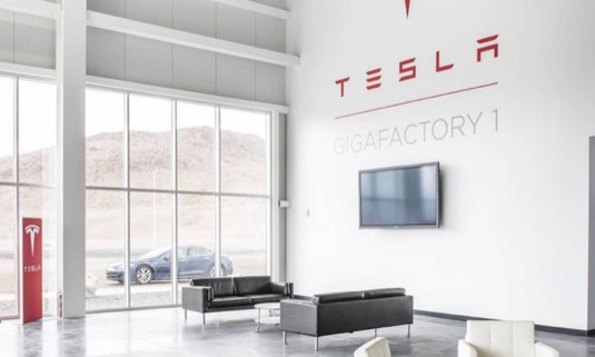 interiér vstupu do továrny Tesla Gigafactory 1