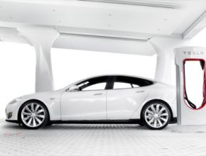 auto nabíjecí stanice Tesla Supercharger a elektromobil Tesla Model S