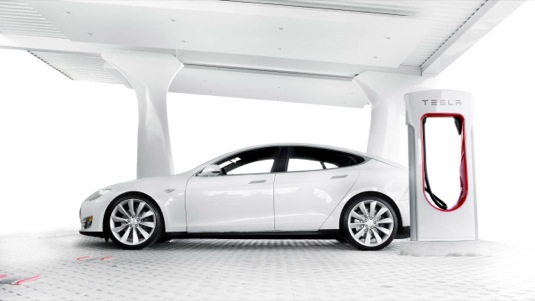 auto nabíjecí stanice Tesla Supercharger a elektromobil Tesla Model S