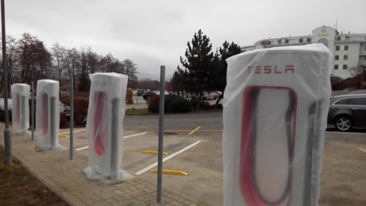 auto Tesla Supercharger rychlonabíjecí stanice Slovensko