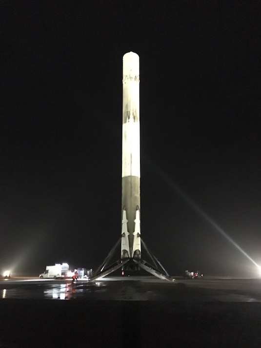 auto SpaceX přistání vesmírné rakety Falcon 9 SpaceX