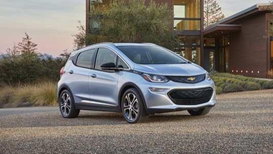 auto elektromobil Chevrolet Bolt na veletrhu CES 2016 v Las Vegas