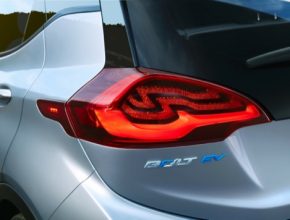 auto elektromobil Chevrolet Bolt logo zadek