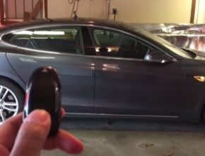 auto elektromobily Tesla Model S v garáži funkce Autopilot Summon