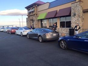 auto elektromobily Tesla Model S fronta u nabíječek Supercharger Kalifornie