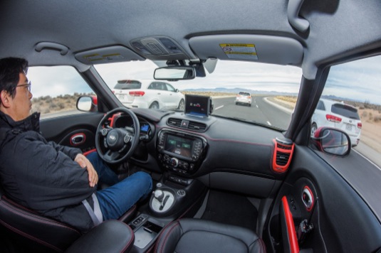 auto Kia Soul EV elektromobil robotické auto autonomní řízení