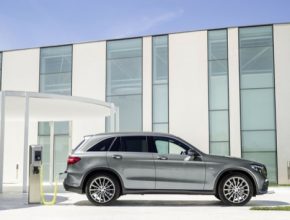 auto Mercedes-Benz GLC jako plug-in hybrid i auto na vodík