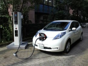 auto elektromobil Nissan Leaf u nabíjecí stanice CHAdeMO