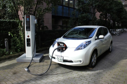 auto elektromobil Nissan Leaf u nabíjecí stanice CHAdeMO