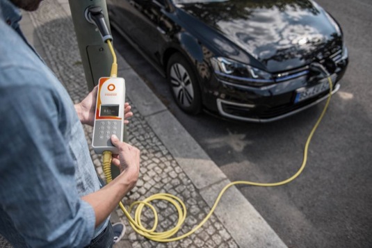 auto pouliční lampa nabíjení elektromobilů Ubitricity