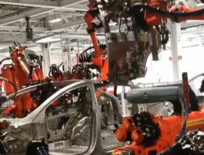 továrna Tesla Motors Fremont montáž sokolích dveří k elektromobilu Tesla Model X