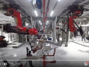 auto výroba elektromobilu Tesla Model X v továrně Tesla Motors ve Fremontu