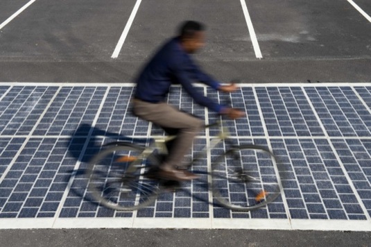 auto solární silnice cyklista solární panely elektrárna